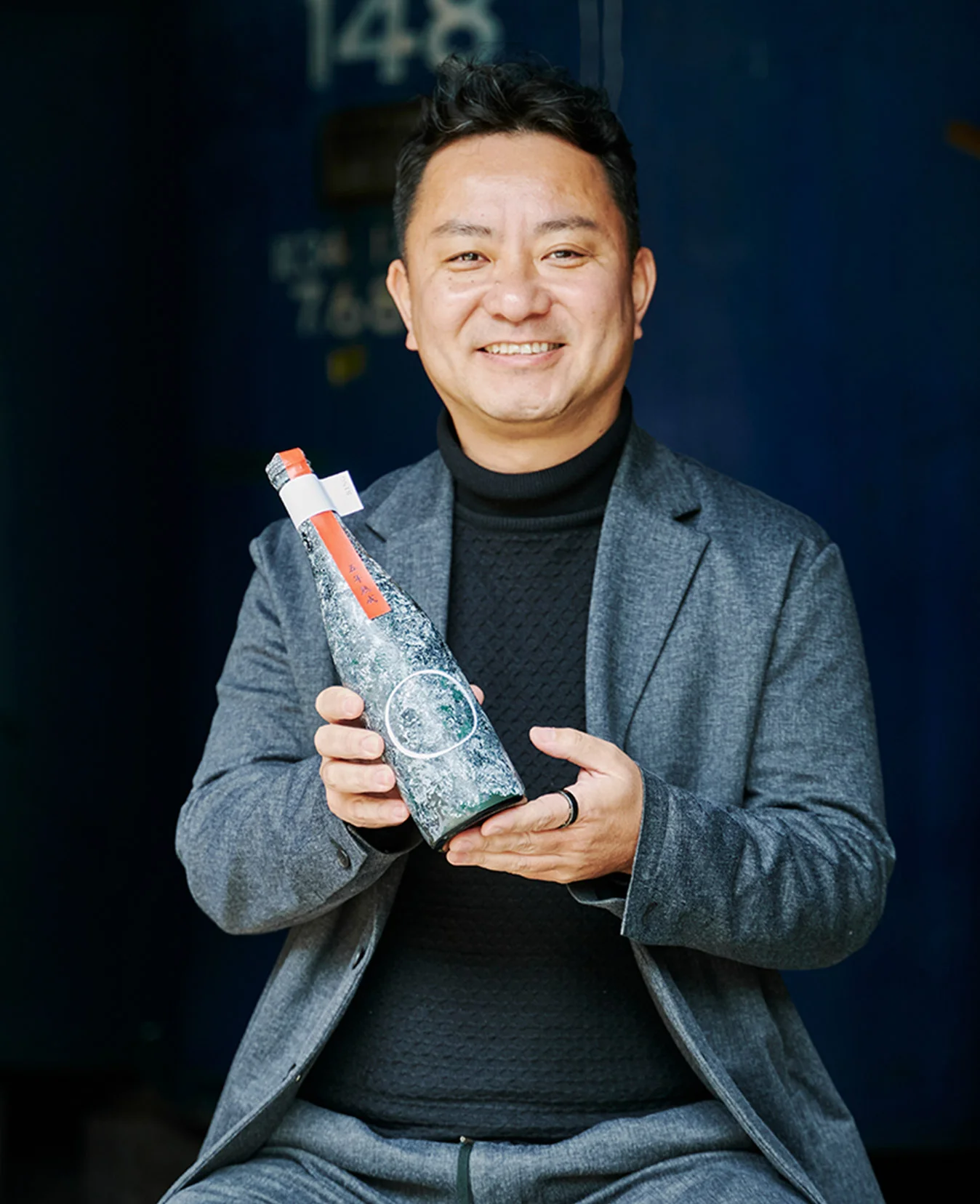 熟成酒RINGのボトルを抱える人