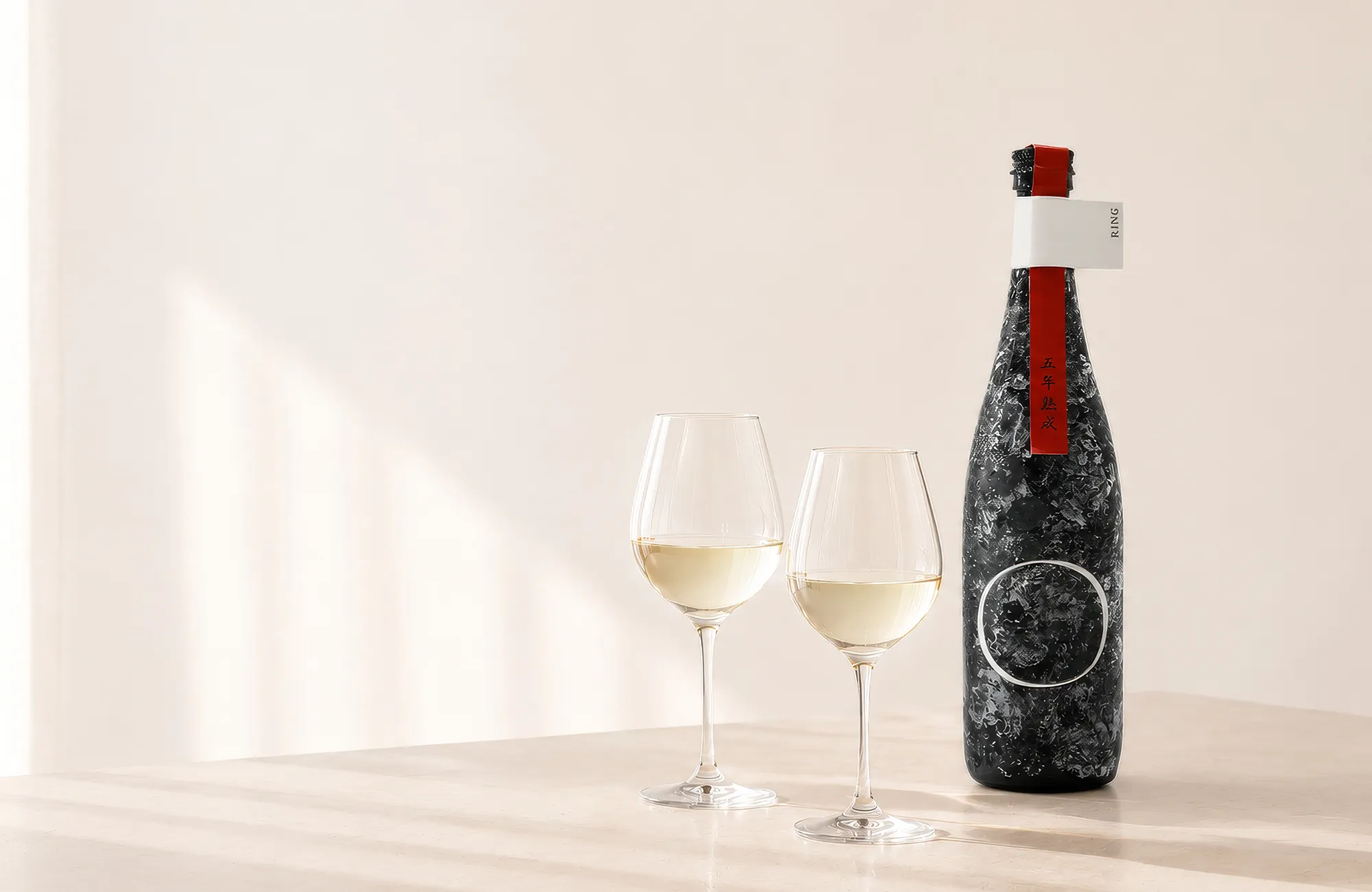 熟成酒RINGを贈る様子
