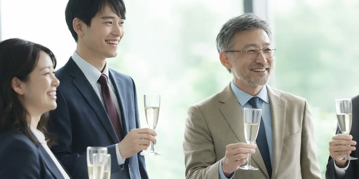 熟成酒RINGで乾杯するビジネスシーン