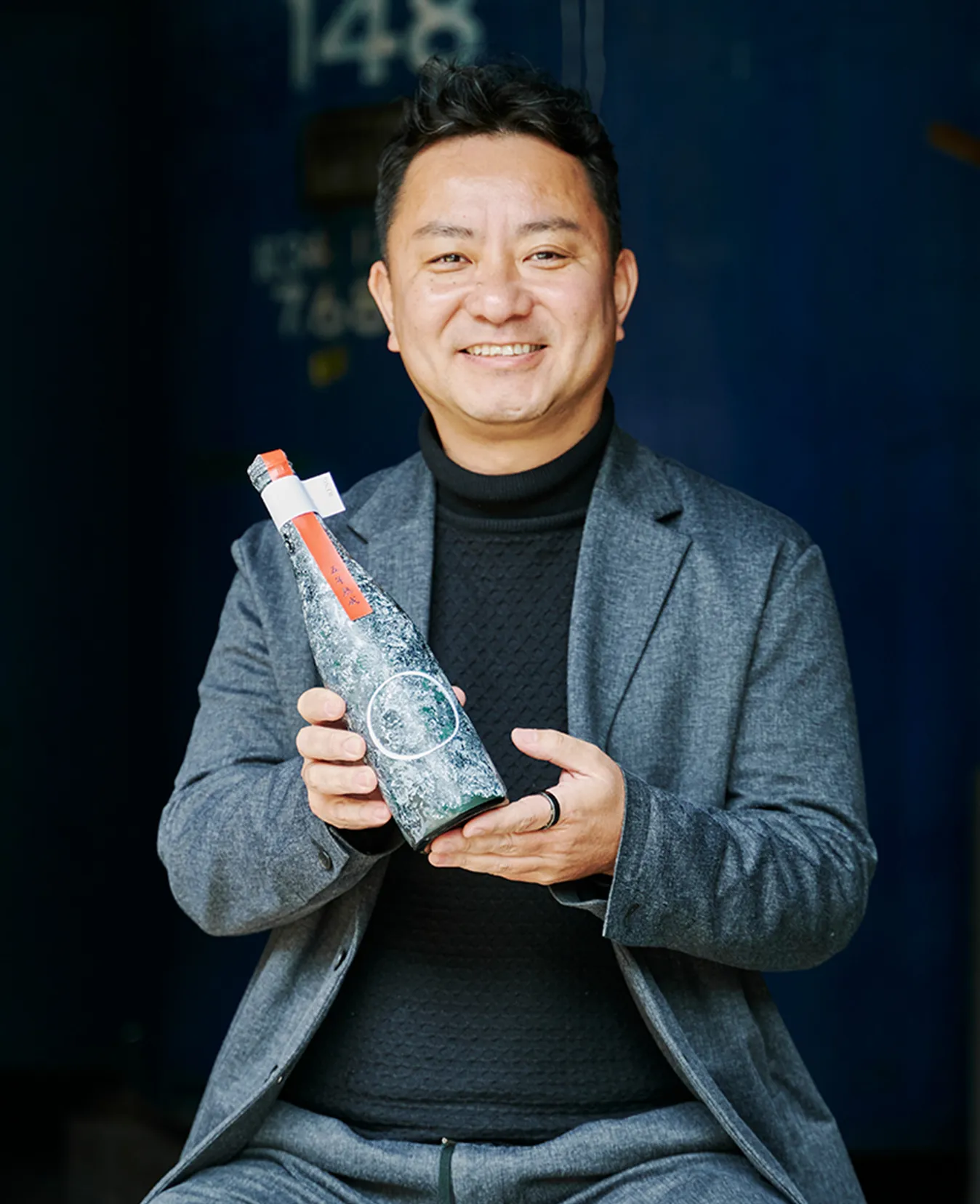 熟成酒RINGのボトルを抱える人